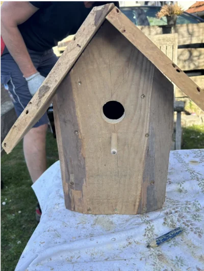 Ein Vogelhaus aus Holz.