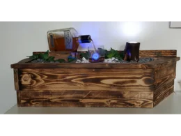 Dekorativer Zimmerbrunnen aus Holz