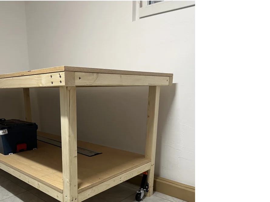 Einfacher Werktisch aus Holz