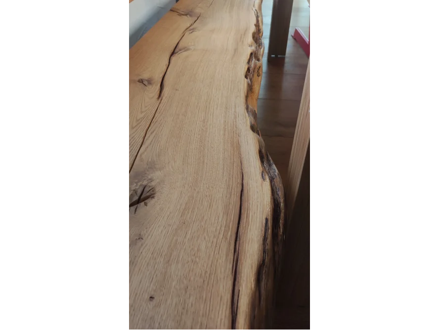 Geölte Holzplatte mit Baumkante