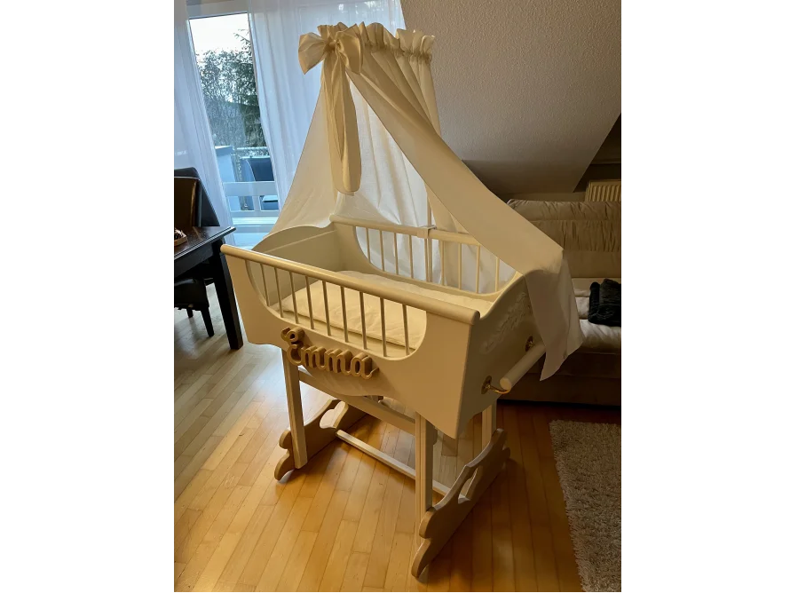 Weißes Babybettchen mit Himmel