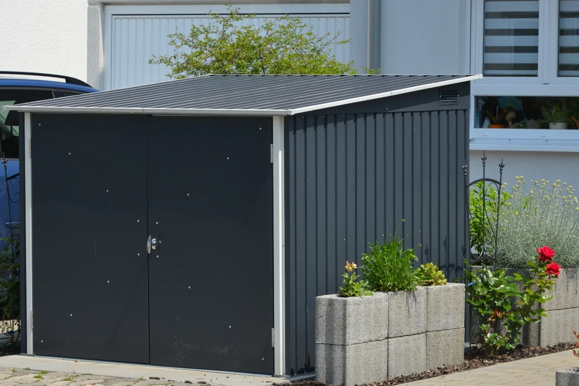Anthrazitfarbenes Gartenhaus mit Doppeltür
