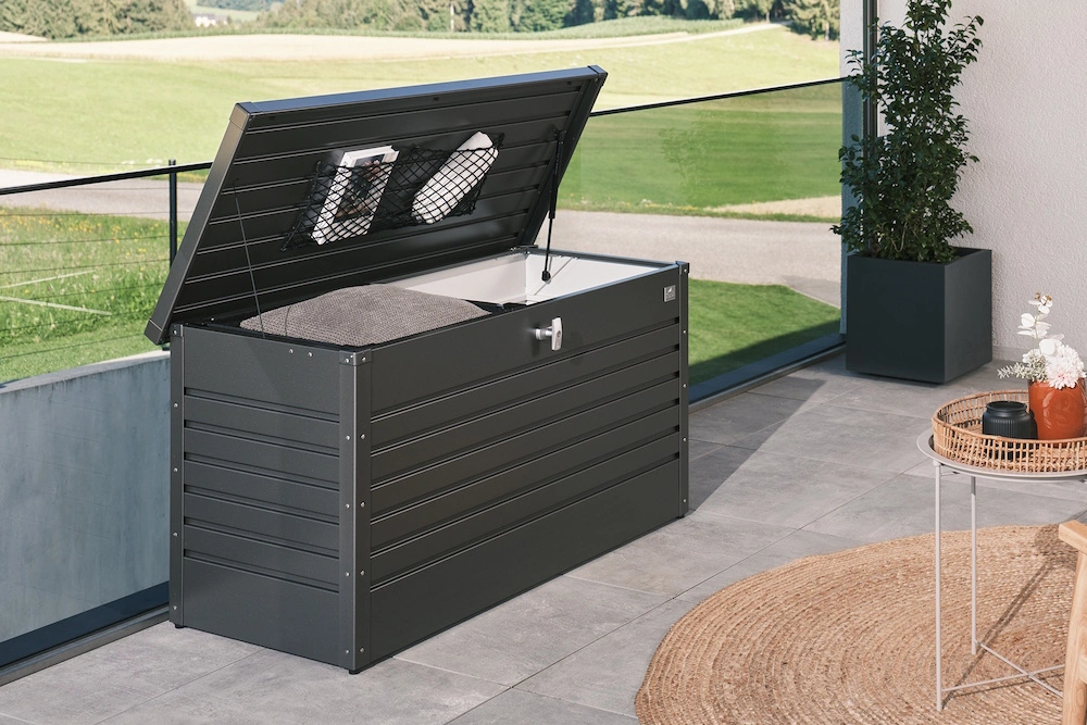 Eine Biohort Gartenbox steht auf einem Balkon