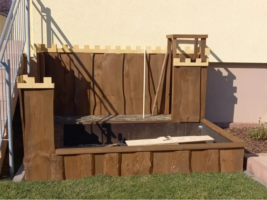 Unfertiges Gartenhaus aus Holz