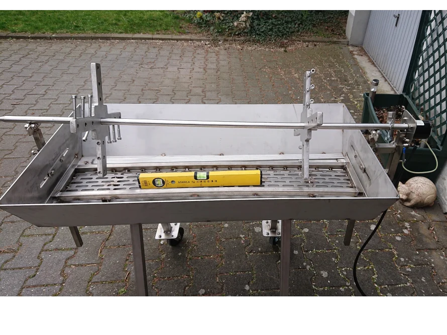 Grillgestell mit Spieß und Wasserwaage