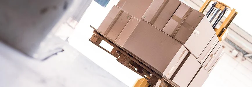 Gabelstapler transportiert Palette mit Kartons