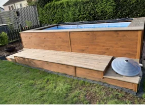 Holzpodest mit Pool