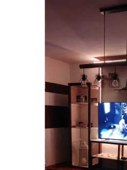 Ein beleuchtetes Fernsehregal mit Fernseher