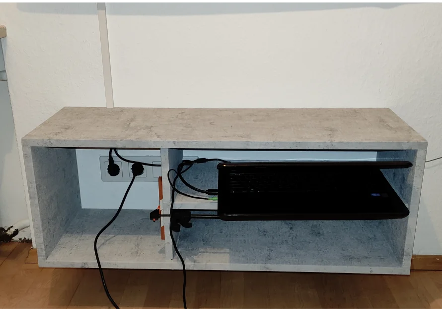 Graues Wandregal mit Laptop
