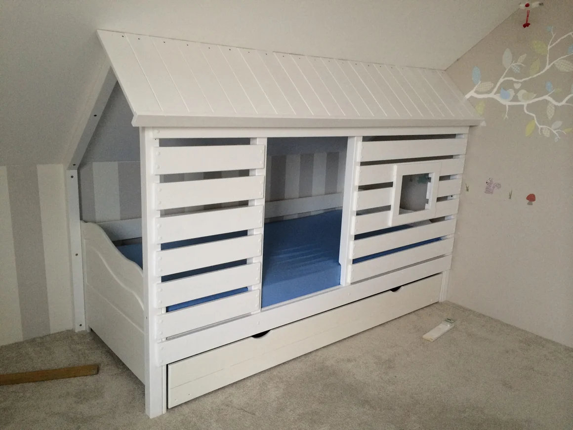 Weißes Kinderbett in Hausform