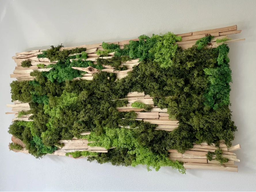 Wanddekoration aus Moos und Holz