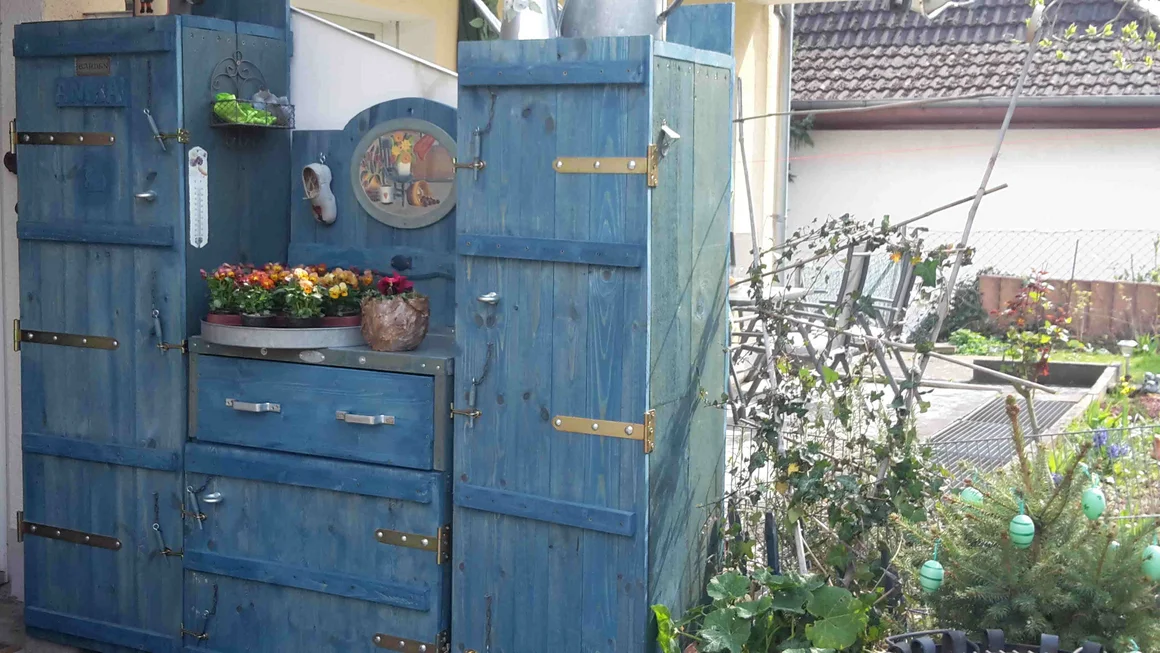 Blauer Gartenschrank aus Holz