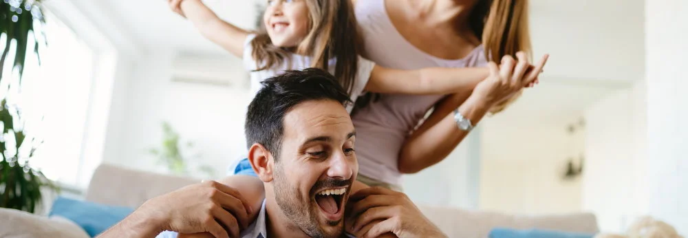 Glückliche Familie im Wohnzimmer