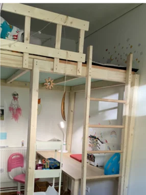 Hochbett aus Holz mit Schreibtisch