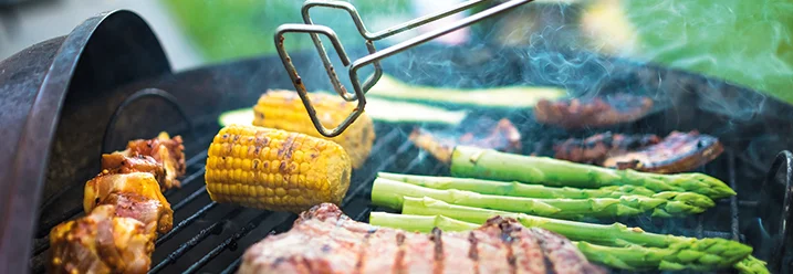 Grillen mit Maiskolben und Spargel