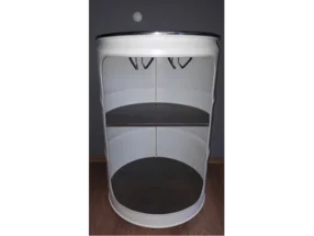 Weißes Regal aus einem Fass