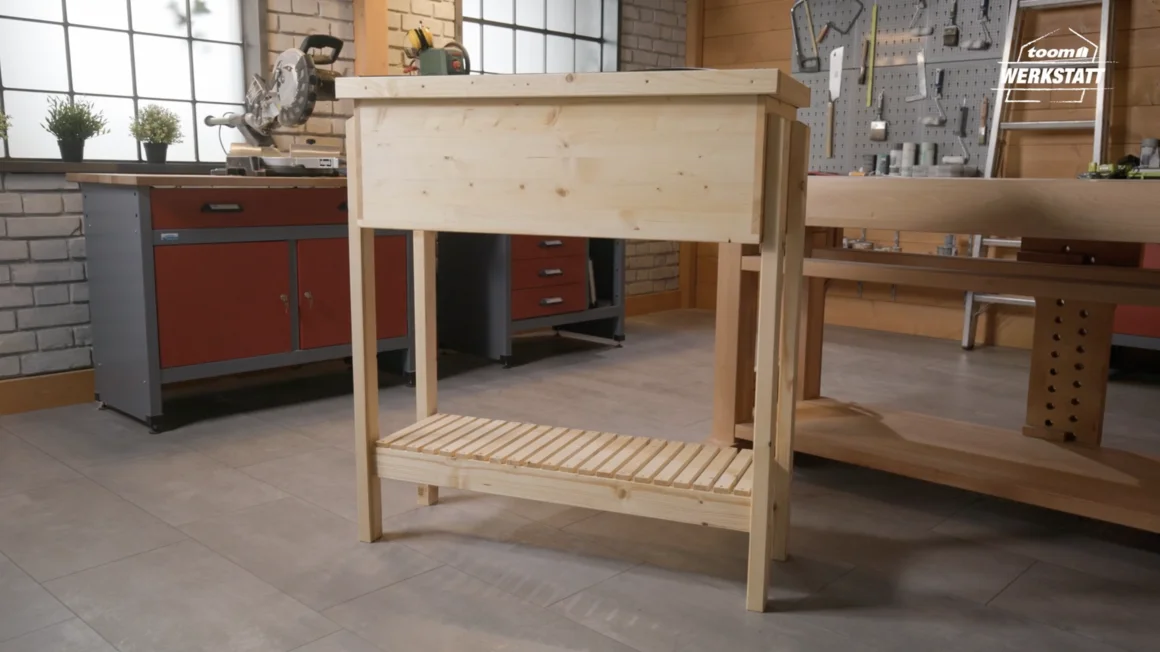 Holztisch mit Lattenrost