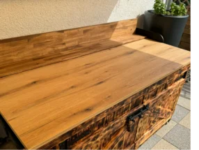 Holztischplatte mit Brandmuster
