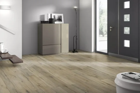 Heller Holzboden in einem Flur