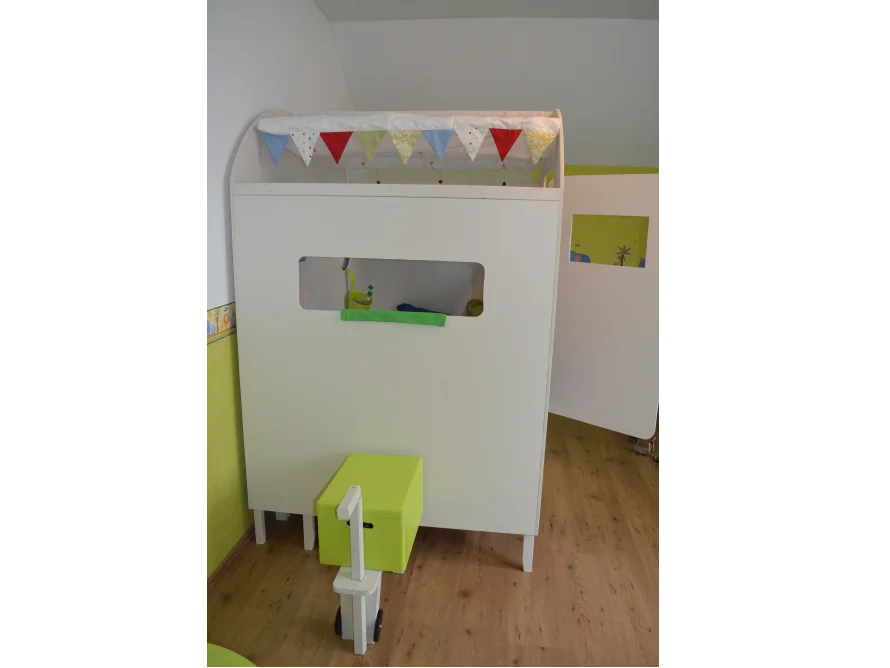 Weißes Hochbett mit bunter Wimpelkette