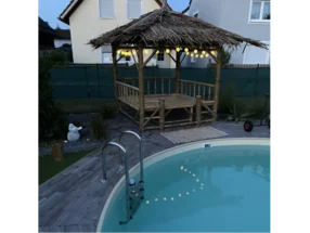 Gartenpavillon aus Bambus am Pool