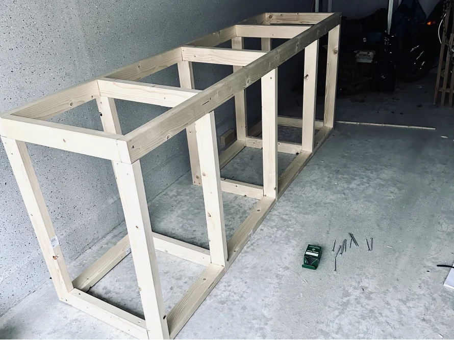 Holzrahmen auf Betonboden