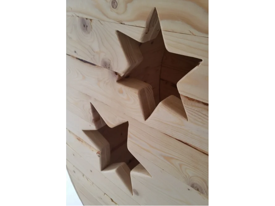 Holzwand mit Stern-Ausschnitten