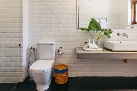 Modernes Badezimmer mit Toilette und Dusche