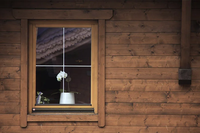 Fenster in Blockbohlenwand