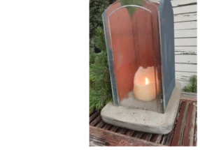 Windlicht mit brennender Kerze