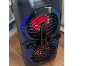 Schwarzer Bluetooth-Lautsprecher mit blauer und roter Beleuchtung