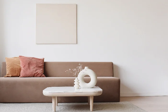 Minimalistisches Wohnzimmer mit Sofa