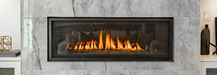 Moderner Kamin mit brennenden Flammen