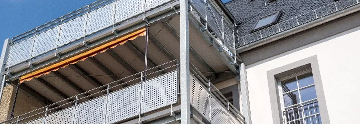 Zwei Balkone übereinander mit Sichtschutz