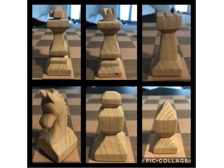 Sechs handgeschnitzte Schachfiguren aus hellem Holz