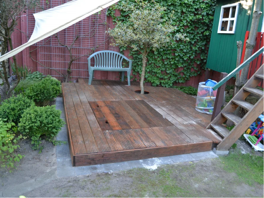 Holzterrasse mit Klappe und Bank