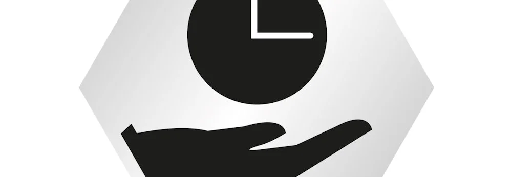 Eine Hand hält eine Uhr