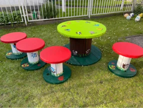 Kindertisch und Stühle aus Kabeltrommeln