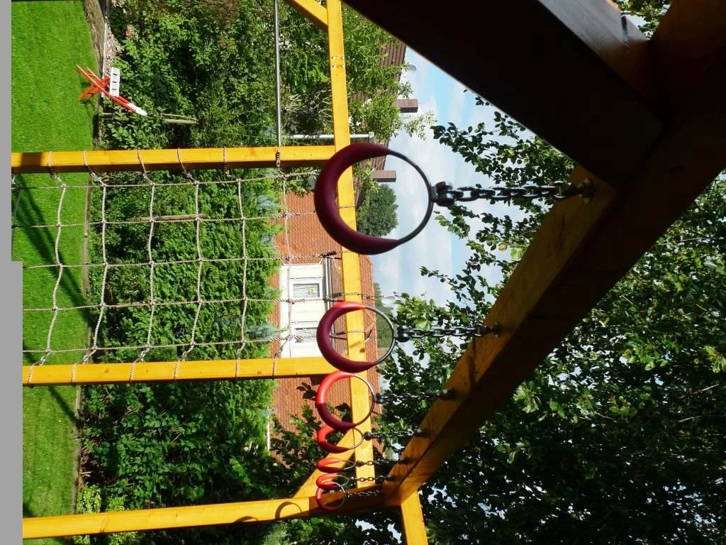 Hangelringe an einem Holzunterstand