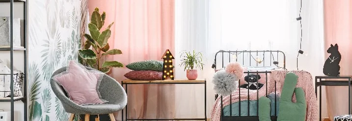 Ein Schlafzimmer mit Palmentapete und rosa Akzenten
