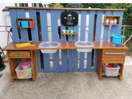 Eine selbstgebaute Spielküche aus Holz