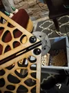 Nahaufnahme einer Ecke aus lasergeschnittenem Holz mit einem 3D-gedruckten Verbinder.
