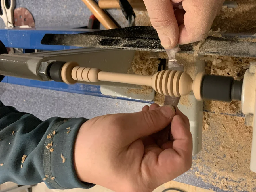 Holzdrehen mit Schleifpapier