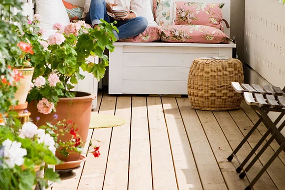 Holzterrasse mit Blumen