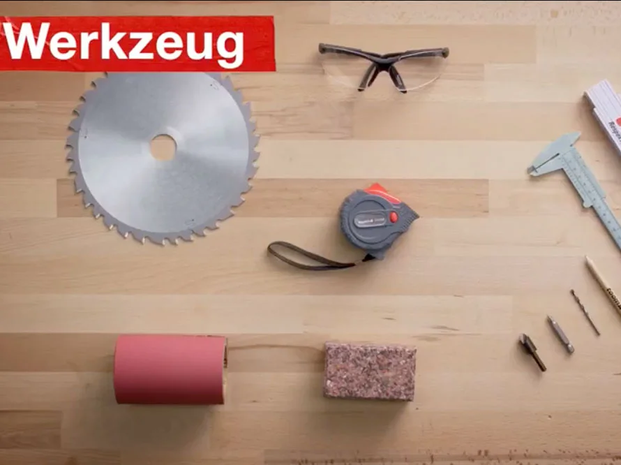 Werkzeuge auf einer Holzoberfläche.