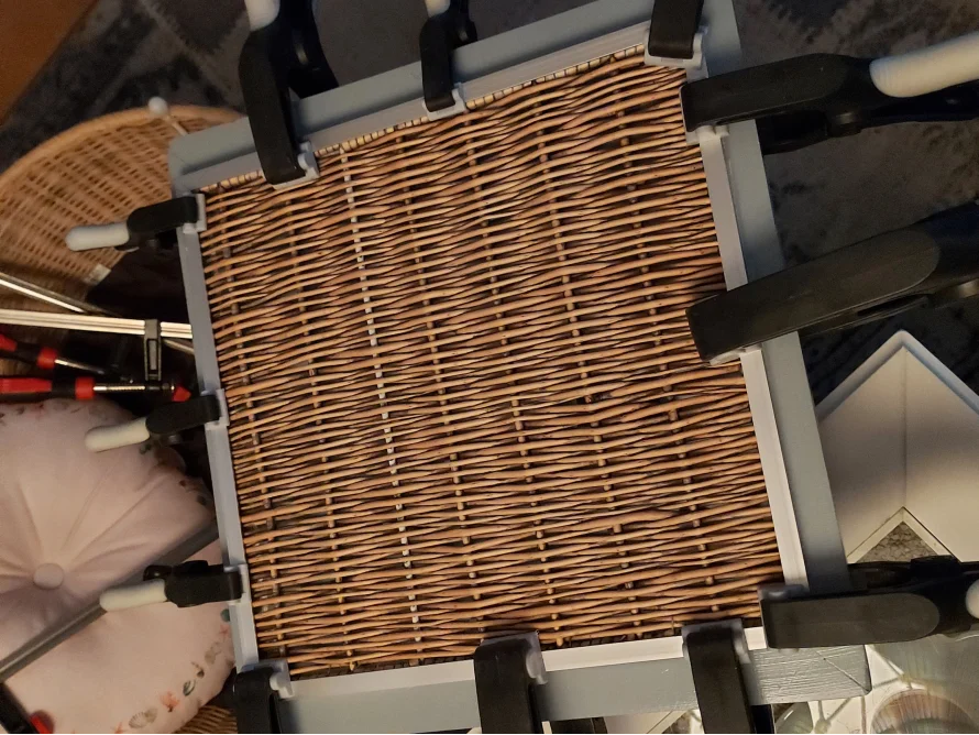 Geflochtenes Material wird mit Schraubzwingen fixiert