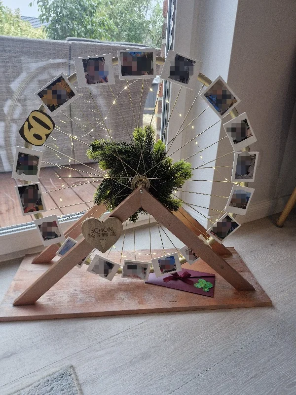 Ein selbstgebautes Riesenrad mit Fotos als Geschenk zum 60. Geburtstag.