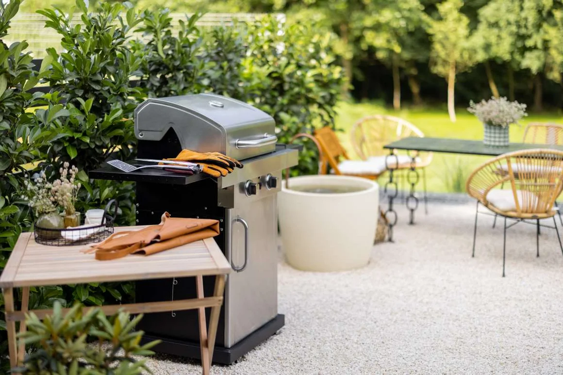 Gasgrill auf Terrasse