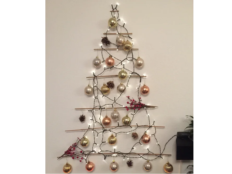 Alternativer Weihnachtsbaum an der Wand
