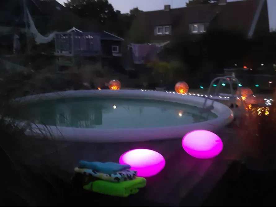 Pool bei Nacht mit Beleuchtung